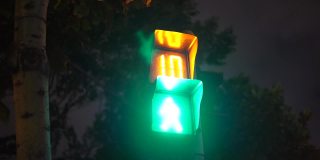 夜晚的红绿灯在中国上海市中心，交通和城市生活