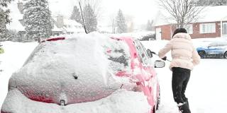 汽车除冰除风雪冬季暴雪