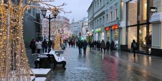 19.12.2020年12月19日，俄罗斯莫斯科，人们沿着库兹涅茨基大街行走，街道上装饰着闪闪发光的建筑，迎接圣诞节和新年
