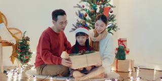 在温馨的家里，热闹的家人享受着圣诞礼物。