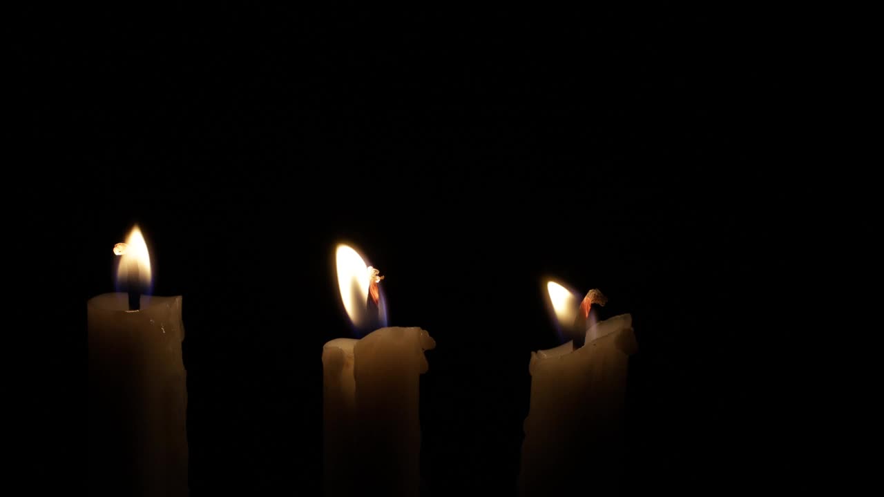 黑暗中的烛光，精神与圣诞的概念