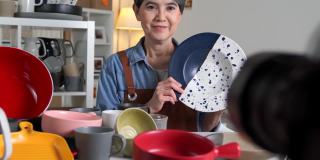 亚洲女性博主、视频博主和网络影响者，为陶瓷制造和产品的在线营销和销售录制视频内容