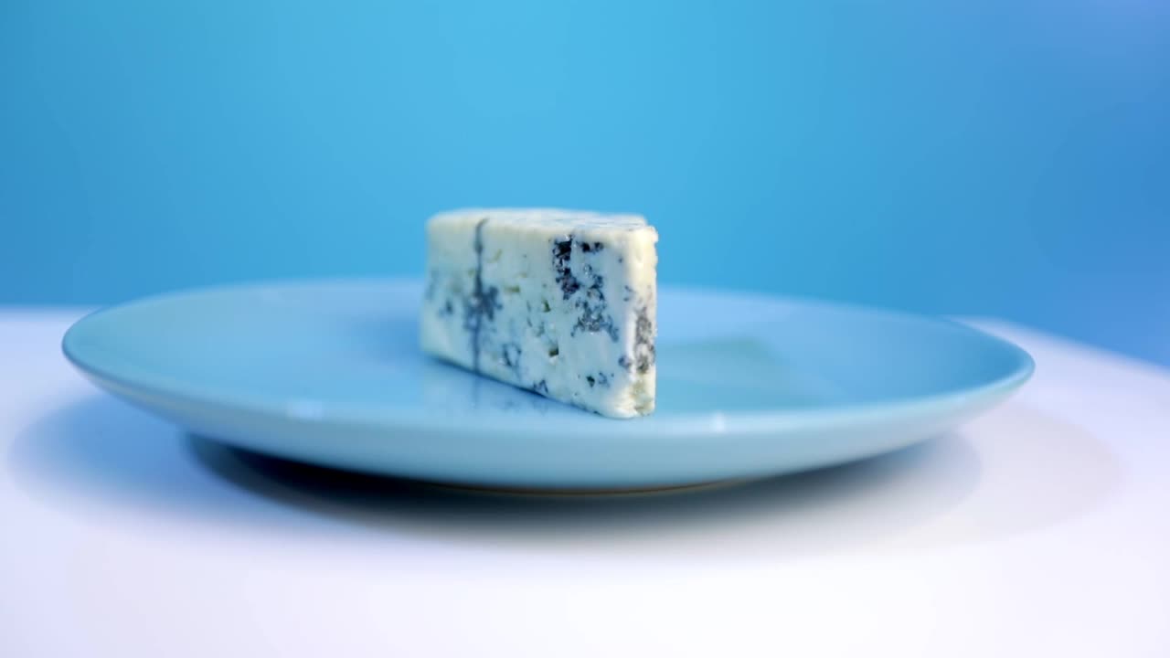 蓝纹奶酪在盘子里旋转