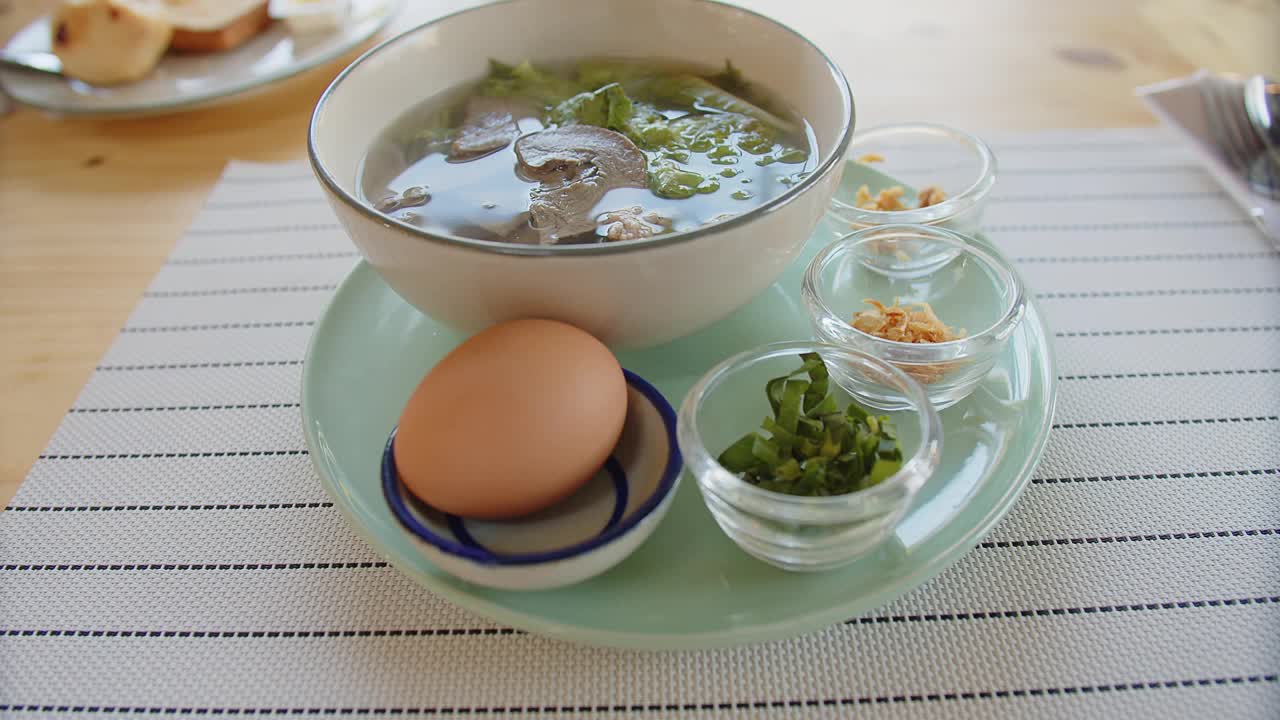 泰式传统早餐食物，煮熟的米饭拌上肉蛋放在桌上，健康的早餐食物
