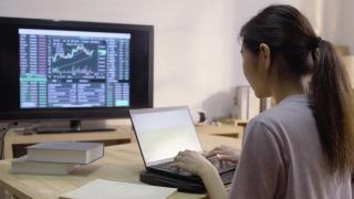 亚洲女商人使用笔记本电脑使她的财务和预算在公寓视频素材模板下载