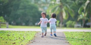 周末早上，公园里一个兴奋的亚洲华人男婴向镜头跑去