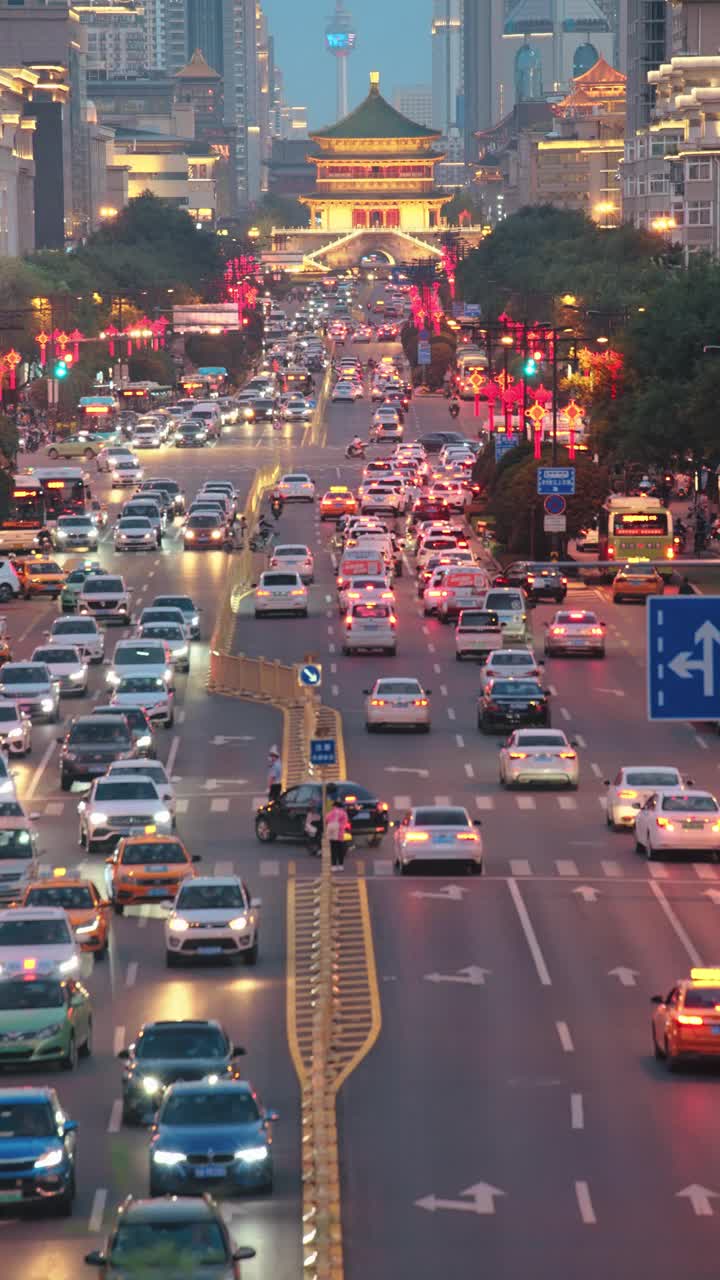 中国西安，日落时分的城市交通景观。