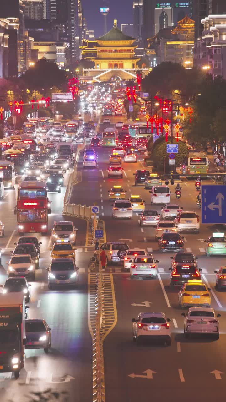 中国西安，日落时城市交通的时间流逝。
