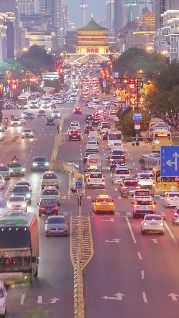 中国西安，日落时城市交通的时间流逝。