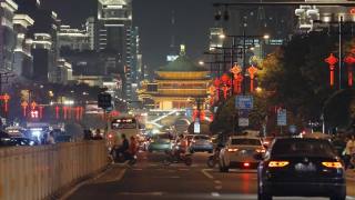 中国西安，日落时分的城市交通景观。视频素材模板下载
