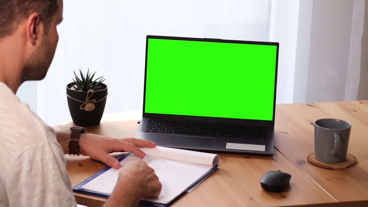 用模拟色度键显示的个人电脑做笔记的人
