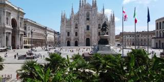 意大利，米兰-无人机鸟瞰大教堂广场，新冠肺炎疫情封锁结束，戴着口罩的人们和市中心和维托里奥·埃马努埃莱画廊的游客