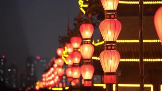 中国，陕西，西安，古城墙上的龙旗和灯笼视频素材模板下载