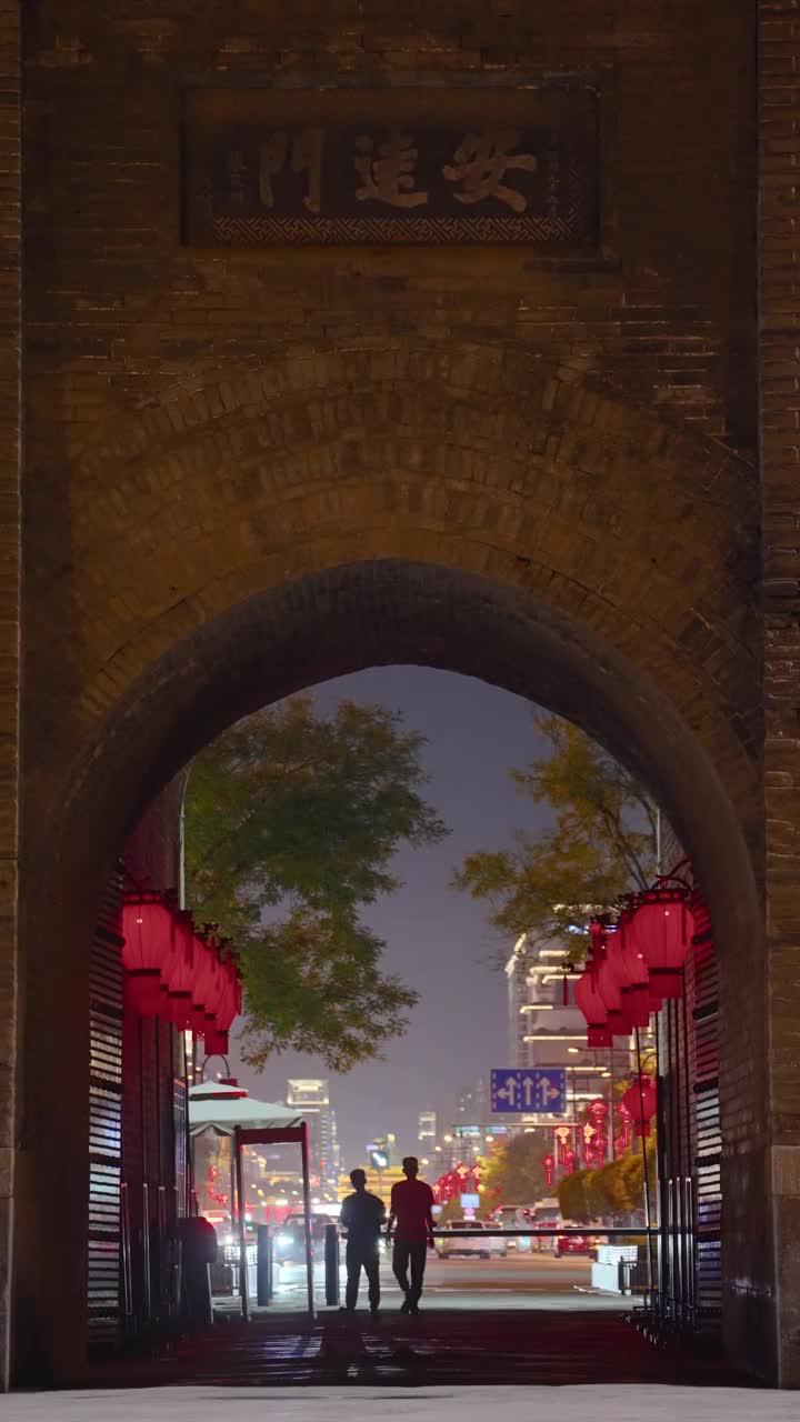 中国，陕西，西安，古城墙上的龙旗和灯笼