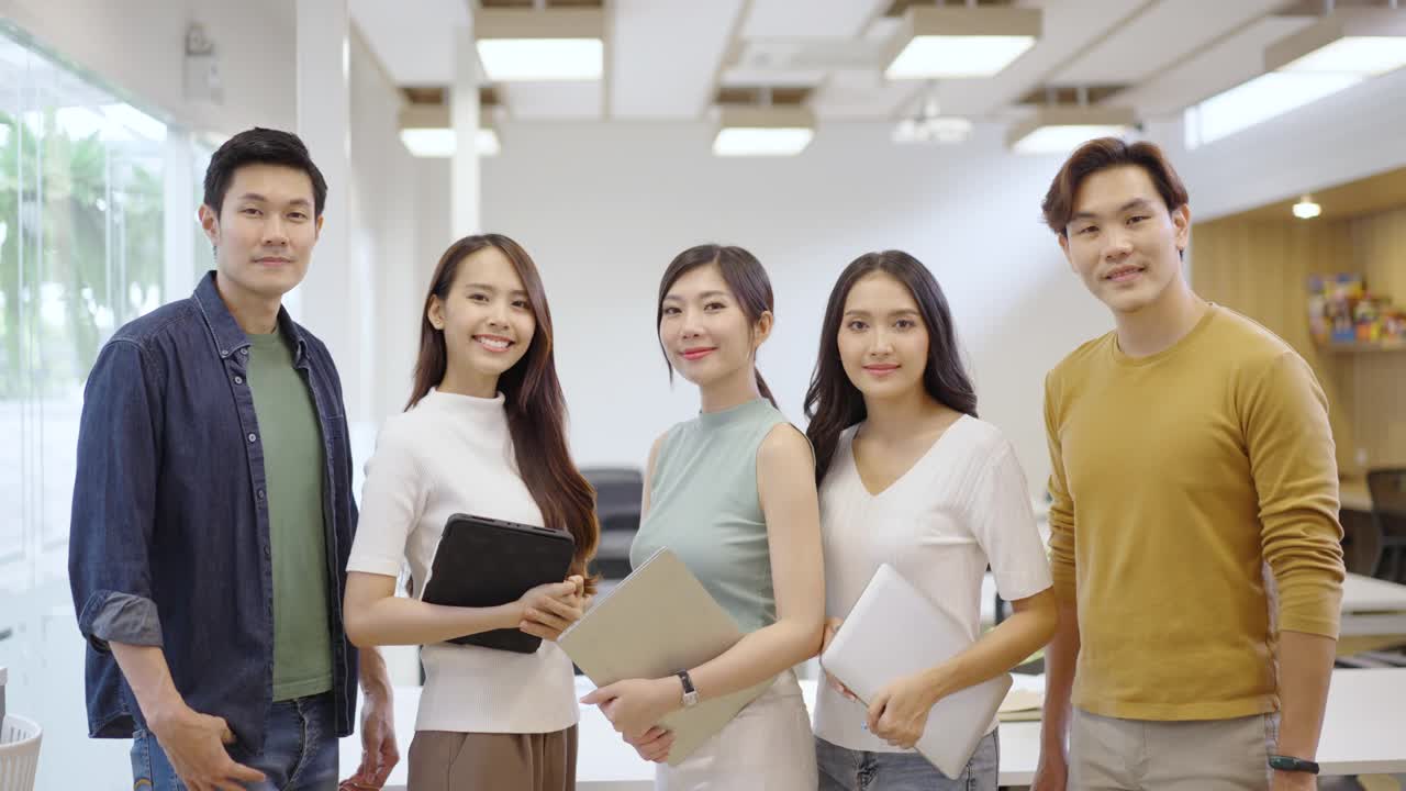 创意商业团队的肖像。潮人创意创业在现代办公室的年轻商人。