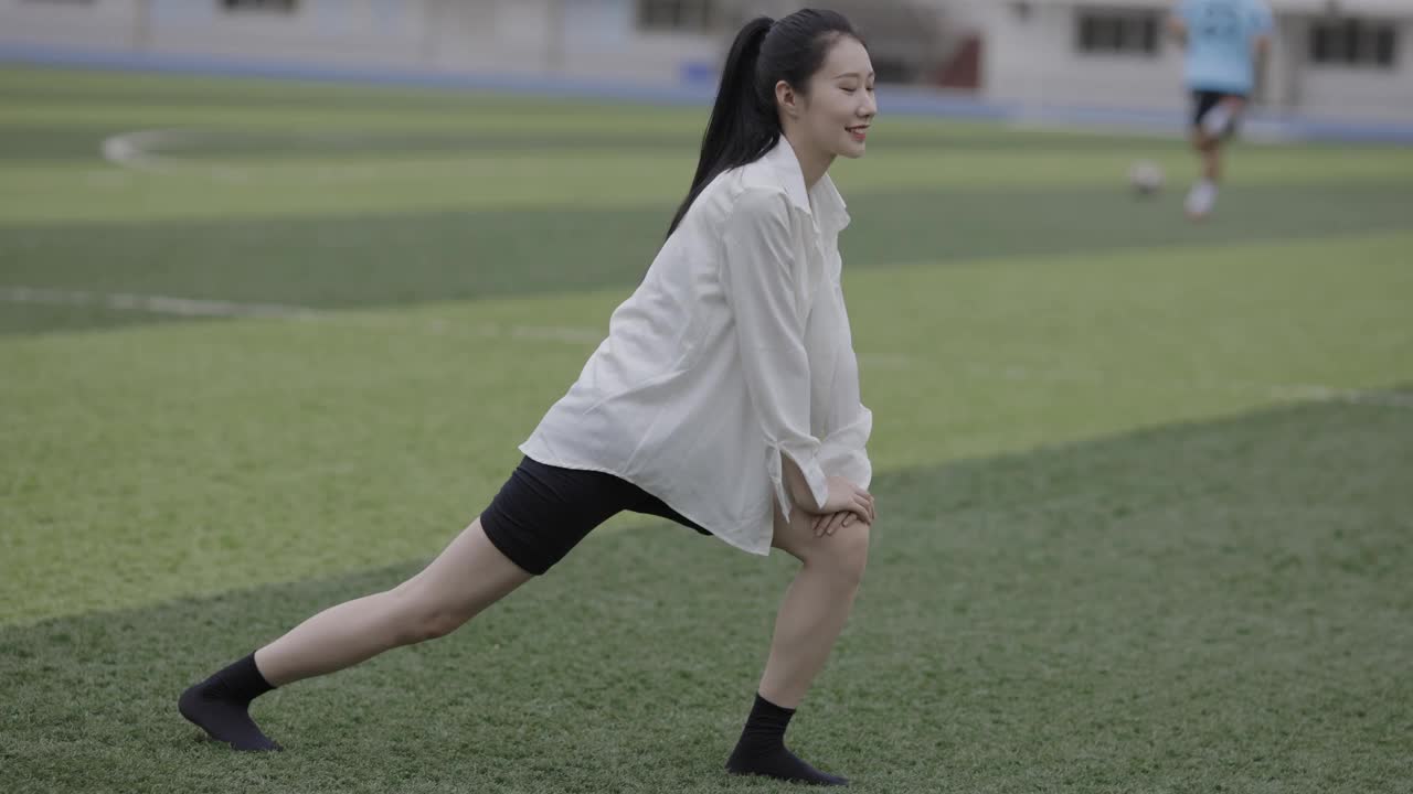 漂亮的亚洲年轻女子在操场上锻炼