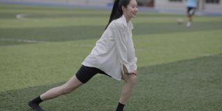 漂亮的亚洲年轻女子在操场上锻炼