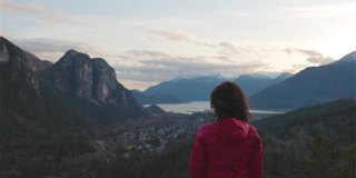 冒险女人在加拿大山上徒步旅行