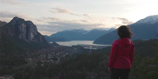 冒险女人在加拿大山上徒步旅行