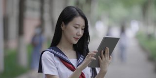 年轻的亚洲女性，使用笔记本电脑