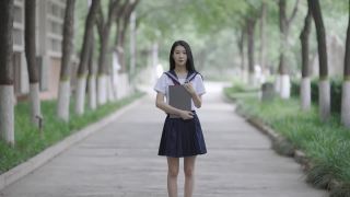 年轻的亚洲女人拿着笔记本电脑视频素材模板下载