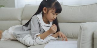 亚洲女孩绘画
