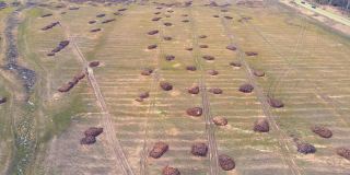 鸟瞰图，农田上的一排排肥料堆。