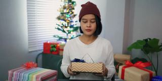 年轻女子正在包装礼品盒。
