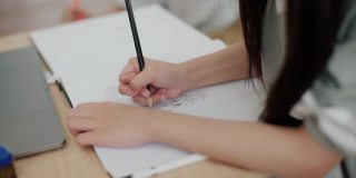 亚洲孩子用笔记本电脑画画