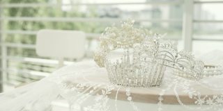 户外餐桌上的钻石皇冠，婚礼饰品，新娘饰品，人造钻石，施华洛世奇