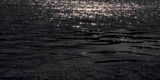 夜晚的黑河在月光下微微泛起涟漪，闪闪发光。放松、宁静、和平。抽象