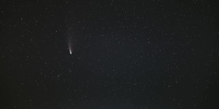 2020年7月18日。夜空中的Neowise C2020F3彗星。自然夜空背景。FullHD间隔拍摄