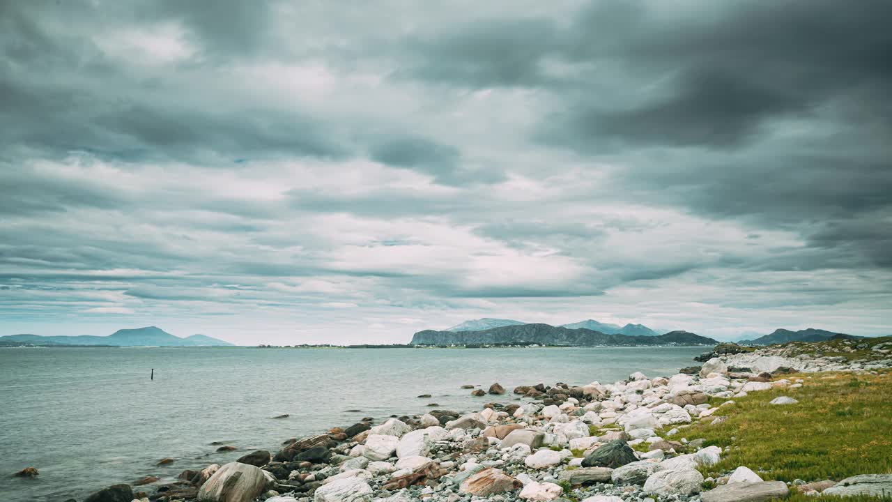 奥勒松群岛,挪威。Giske Island And Ellingsoy Or Ellingsoy Island In Summer Day。挪威莫尔奥格罗姆斯达尔县自治市