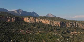 从无人机俯瞰橄榄花园，露营，惊人的石灰岩悬崖岩壁和山脉的美丽风景。土耳其Geyikbayiri附近的登山营地