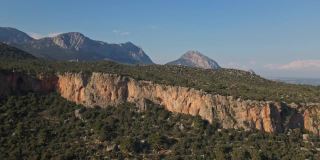从无人机俯瞰橄榄花园，露营，惊人的石灰岩悬崖岩壁和山脉的美丽风景。土耳其Geyikbayiri附近的登山营地