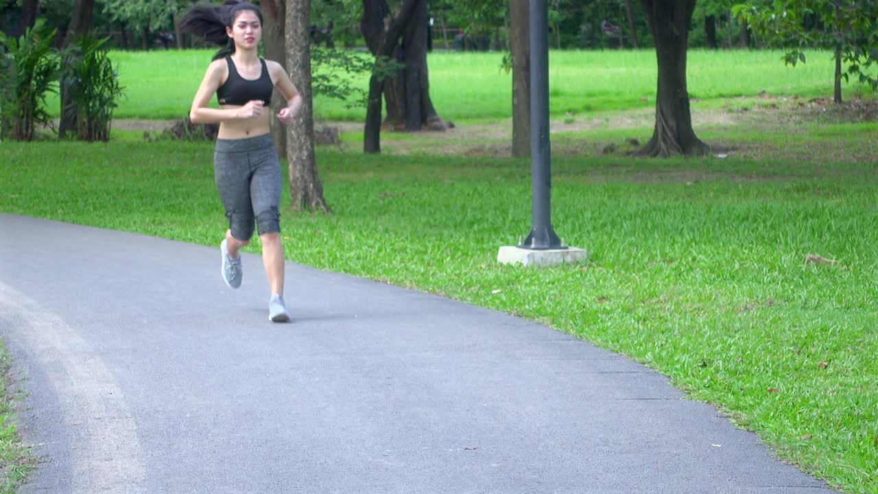 一个女人在公园跑步，然后她的脚踝疼