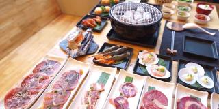 日本餐厅的烤肉桌。
