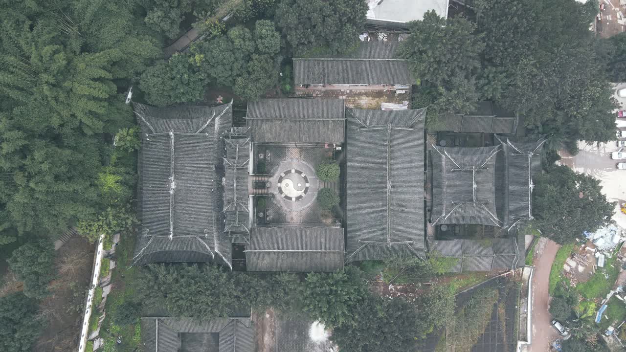 鸟瞰图的寺庙和阴阳符号