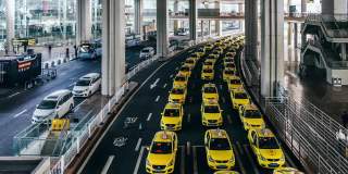 T/L机场出口黄色出租车排长队