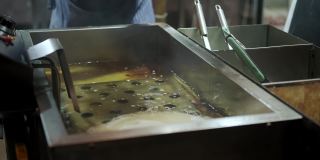炸油锅的过程，咝咝作响的油。慢动作