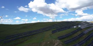 风力涡轮机农场和太阳能电池板的鸟瞰图