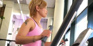 日本女人在健身房锻炼的肖像