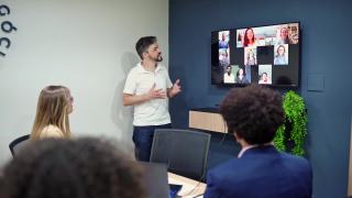 在一次成功的视频电话会议结束时，形形色色的商界人士鼓掌致意视频素材模板下载
