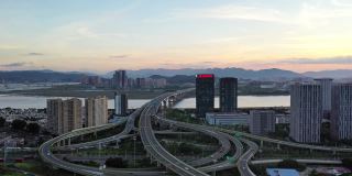 一架无人机在黄昏时鸟瞰城市的三维高架桥，实时拍摄