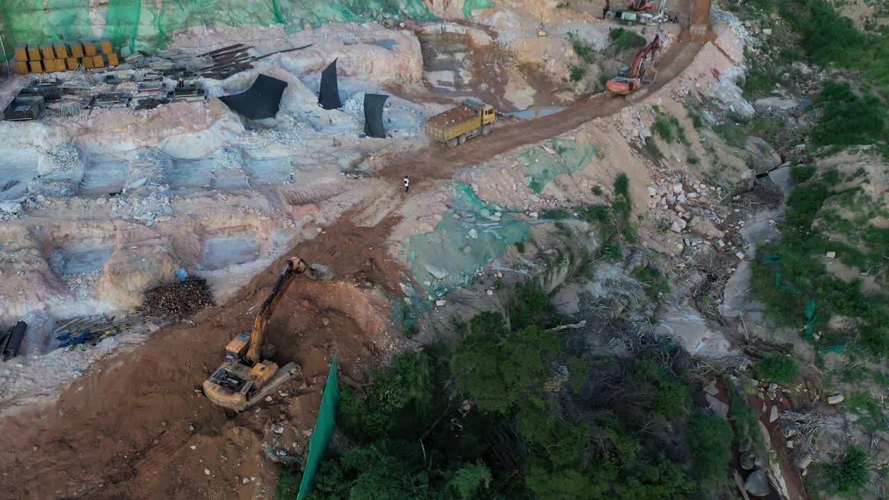 往下看，挖掘机正在建筑工地修路