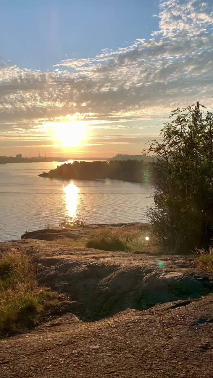 小船在夕阳中驶过