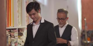 亚洲华人高级男裁缝为他的客户量身定做新的运动夹克
