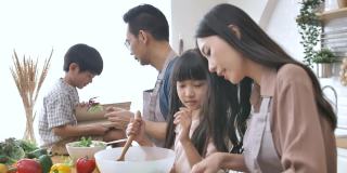 亚洲家庭在厨房做饭