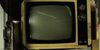 登月任务，阿波罗火箭级分离在复古电视上看到。这段视频由美国宇航局提供。