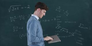 动画的白人商人使用笔记本电脑在黑板上的数学方程
